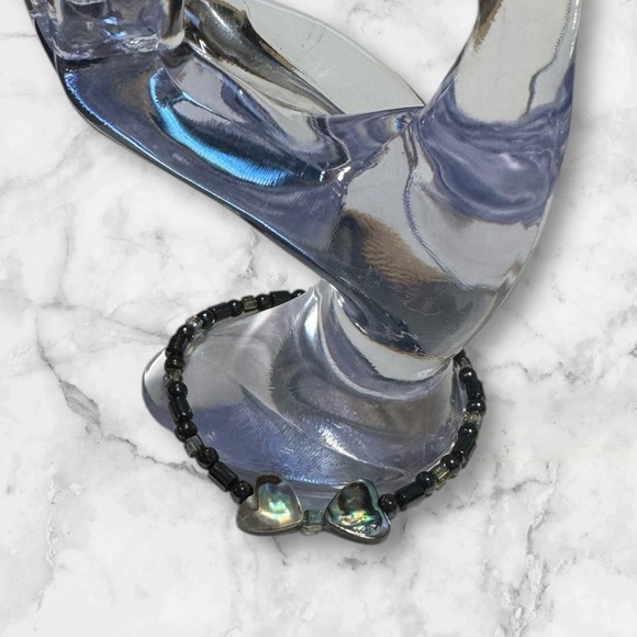 💟💎Vintage Black Beaded Bracelet with Shell Heart Accents - Picture 3 of 11